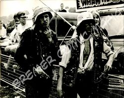 Rolling Stones Pressefoto der 60er Jahre - Männliche Fans mit Kopfbedeckungen auf Open-Air Konzert  (Motiv 168 - Keystone)