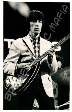 Rolling Stones Pressefoto der 60er Jahre - Bill Wyman mit Gitarre  (Motiv 158 -  Universal Photo)