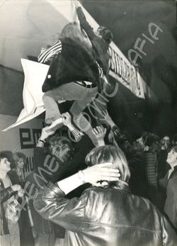 Rolling Stones Pressefoto der 60er Jahre - Wilde Fanaktion auf Konzert  (Motiv 159 -  Keystone Press)