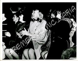 Rolling Stones Pressefoto der 60er Jahre - Begeisterte weibliche Fans auf Konzert  (Motiv 166)