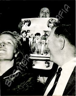 Rolling Stones Pressefoto der 60er Jahre - Konzertbesucherin mit Stonesplakat  (Motiv 170)